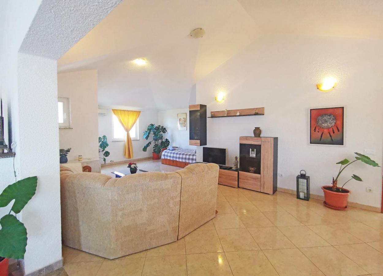 Apartman Luna Sveti Lovrec Pazenaticki Exterior photo